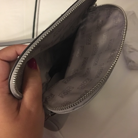 Michael Kors small Bedford crossbody in Gray - Picture 7 of 11